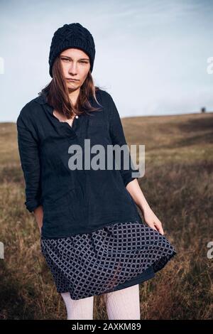 Außenporträt einer jungen seriösen Frau im Herbst Stockfoto