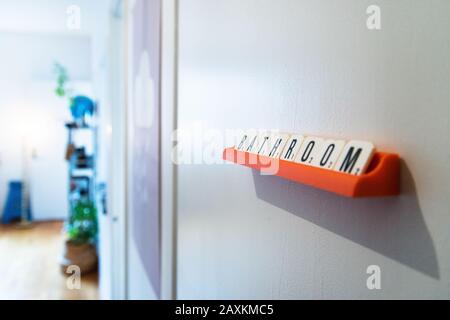 Viele Holzbriefe, die das Bad aufhängen Wand Stockfoto