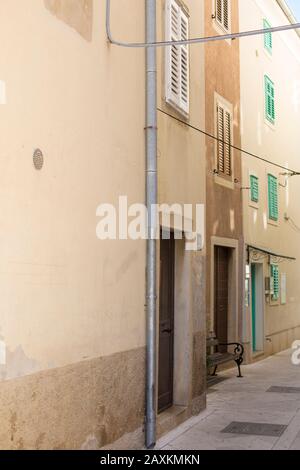 Blick auf eine Gasse in der Stadt Cres auf der Insel Cres, Kroatien Stockfoto