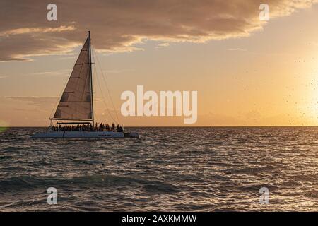 Katamaran auf dem Meer bei Sonnenuntergang Stockfoto