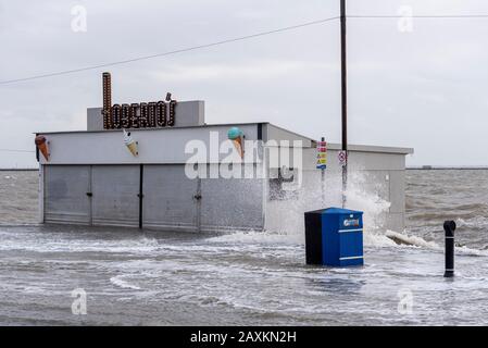 Roberto's Geschäfte am Meer sind von Überschwemmungen während der Flut Sturmflut nach Storm Ciara in Southend on Sea, Essex, Großbritannien, durchflutet. Überfüllt Stockfoto