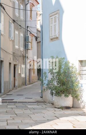 Blick auf eine Gasse in Cres, Kroatien Stockfoto