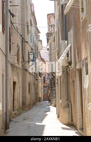 Blick auf eine Gasse in Cres, Kroatien Stockfoto