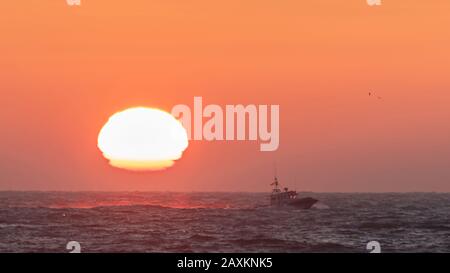 Das Fischerboot kehrt bei Sonnenaufgang in Ramsgate, Kent, Großbritannien, zurück Stockfoto