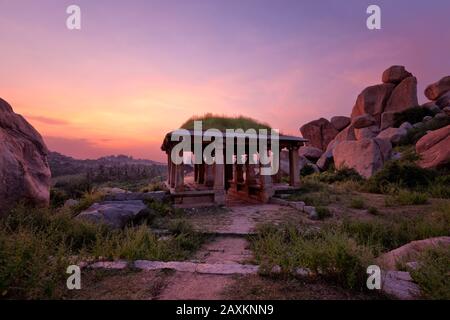 Alte Ruinen von Hampi am Sonnenuntergang. Indien Stockfoto