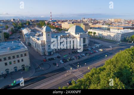 ST. Petersburg, RUSSLAND - 25. JULI 2019: Luftbild des Altbaus des Bahnhofs Wiebsk an einem sonnigen Julimorgen (Luftaufnahmen) Stockfoto