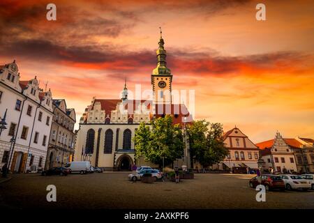 Cenrtal-Platz der Stadt Tabor bei Sonnenuntergang. Südböhmische Region, Tschechien. Stockfoto