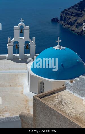 Die orthodoxe Kirche der Jungfrau Maria wird auch als Kirche der drei Glocken bezeichnet. Thira, Santorini, Griechenland Stockfoto