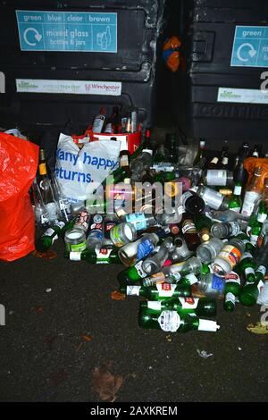 Überlaufende Bottle Bank mit Vielen Happy Returns Bag Stockfoto