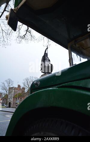 Statue King Alfred Von Vintage Bus Winchester Eingerahmt Stockfoto