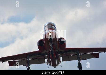 Red Arrows Hawk Landing bei RAF Fairford Stockfoto