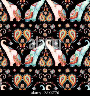 Nahtloses Muster in Stammesfarben: Elefant, Paisley-Schmuck. Ethnische indische Elefanten Hintergrund. Handgezeichnete Abbildung für Ausdrucke, Hintergrundbilder, Klo Stockfoto