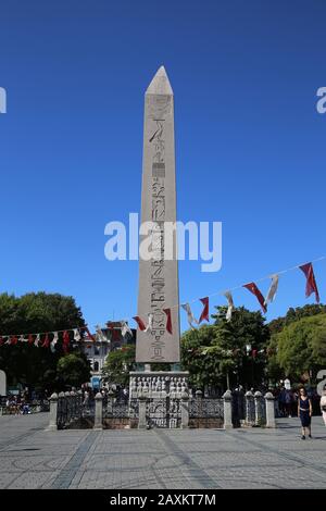 Türkei. Istanbul. Theodosius Obelisk. Der altägyptische Obelisk von Pharao Thutmose III wurde im Hippodrom im 4. Jahrhundert wieder aufgestellt. Stockfoto