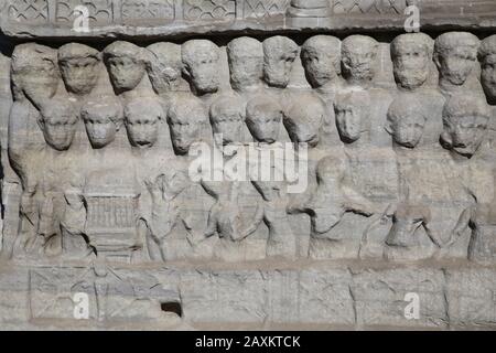 Türkei. Istanbul. Theodosius Obelisk. Sockel. Kaiser mit Siegerpreis. 4. C Hippodrom. Tänzerinnen, Zuschauer und Organwasser. Stockfoto