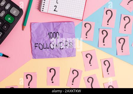 Textzeichen mit 1000 Followern. Geschäftsfoto, auf dem die Anzahl der Personen gezeigt wird, die jemandem in Instagram Mathematics Stuff und Writing Equip folgen Stockfoto