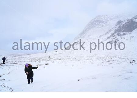 Glencoe, Schottland, Großbritannien. Februar 2020. Starke Schneefälle in den schottischen Highlands, im Rannoch Moor und Glencoe haben hier einen schweren Rückgang erlebt. Credit: Craig Brown/Alamy Live News Stockfoto