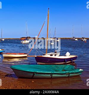 Boote auf dem Creek in Wells-next-the-Sea, Norfolk Stockfoto