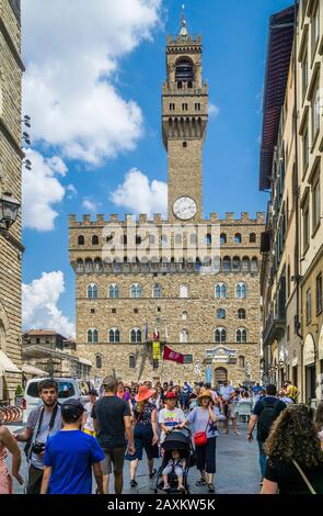 Palazzo Vecchio mit imposantem Torre d'Arnolfo und Piazza della Signoria im Herzen des midieval Florenz, Toskana, Italien Stockfoto