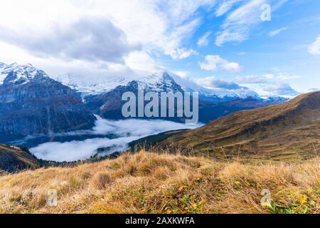 Majestätischer Eiger von den Wiesen im Herbst, Zuerst Grindelwald, Berner Oberland, Kanton Bern, Schweiz Stockfoto