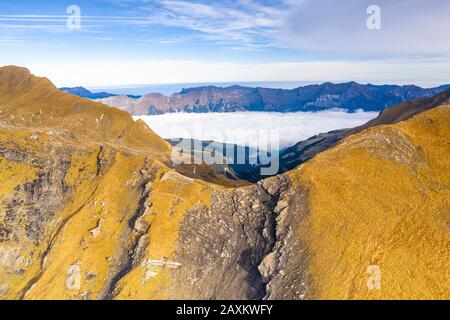 Majestätische Felswand mit dem Brienzersee im Hintergrund in einem Wolkenmeer, Luftbild, First, Grindelwald, Kanton Bern, Schweiz Stockfoto