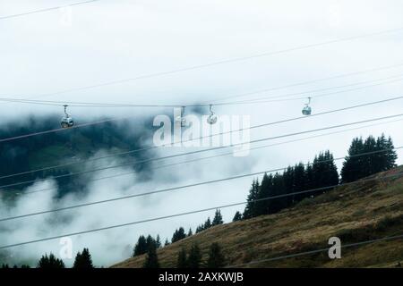 Seilbahn von Grindelwald bis Zum Ersten im herbstlichen Nebel, Berner Oberland, Kanton Bern, Schweiz Stockfoto