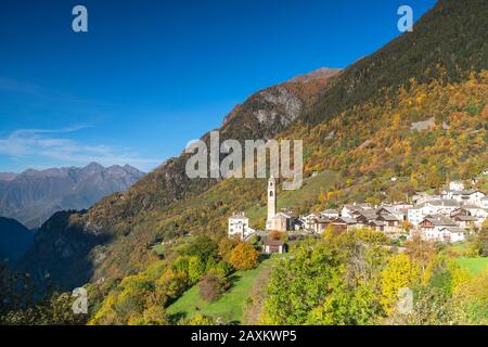 Das Dorf Soglio, umgeben von farbenfrohen Wäldern im Herbst, Val Bregaglia, Kanton Graubünden, Schweiz Stockfoto