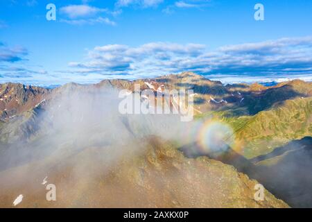 Brocken sparte in den dramatischen Himmel über dem Gipfel von Monte Gaviola, Gavia Pass, Valtellina, Provinz Sondrio, Lombardei, Italien Stockfoto