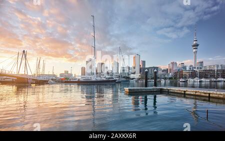 Winyard Crossing, Viaduct Basin, Sky Tower, Auckland, North Island, Neuseeland, Oceania Stockfoto