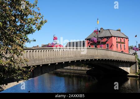 John's Bridge, Kilkenny, River Nore und Matt the Millers. Stockfoto