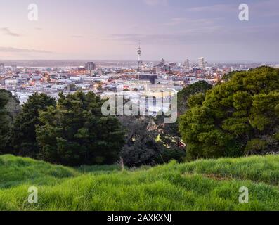 Blick vom Mount Eden über Auckland, Nordinsel, Neuseeland, Oceania Stockfoto