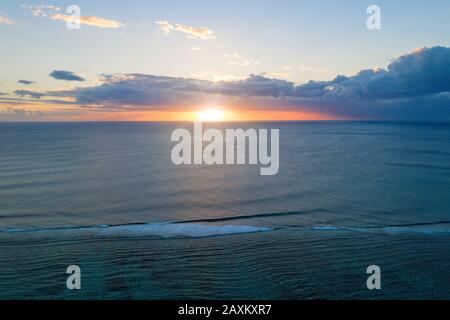 Afrikanischer Sonnenuntergang über den Ozeanwellen, Luftbild, Le Morne brabant, Black River District, Indischer Ozean, Mauritius Stockfoto