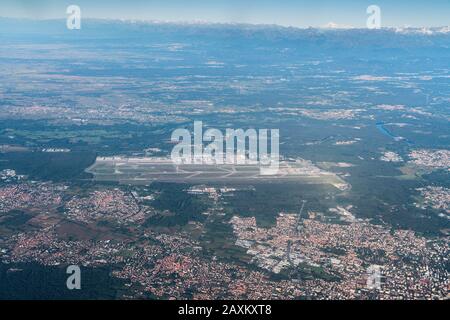 Flughafen Malpensa aus dem Flugzeug, Mailand, Lombardei, Italien Stockfoto