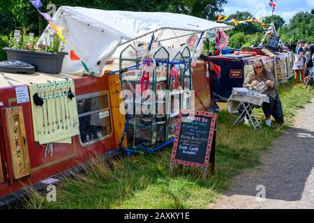 Händler von Narrowboat, die Waren auf dem Wasserweg auf dem Whitchurch Canal Festival am Shropshire Union Canal in North Shropshire, Großbritannien verkaufen. Stockfoto