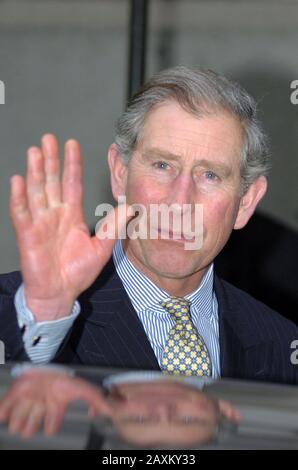 Prinz Charles verlässt Goldsmiths Hall in der City of London, am Tag, an dem Clarence House verkündet, dass der Prince of Wales und Frau Parker Bowles am Freitag, den 8. April in Windsor Castle in einer Zivilfeier heiraten werden. Auf die Hochzeit folgt ein Gottesdienst mit dem Gebet und der Widmung in der St. George's Chapel, bei dem der Erzbischof von Canterbury den Vorsitz führen wird. Stockfoto