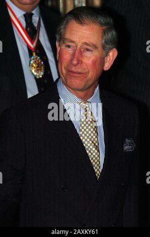 Prinz Charles verlässt Goldsmiths Hall in der City of London, am Tag, an dem Clarence House verkündet, dass der Prince of Wales und Frau Parker Bowles am Freitag, den 8. April in Windsor Castle in einer Zivilfeier heiraten werden. Auf die Hochzeit folgt ein Gottesdienst mit dem Gebet und der Widmung in der St. George's Chapel, bei dem der Erzbischof von Canterbury den Vorsitz führen wird. Stockfoto