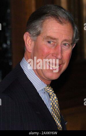 Prinz Charles verlässt Goldsmiths Hall in der City of London, am Tag, an dem Clarence House verkündet, dass der Prince of Wales und Frau Parker Bowles am Freitag, den 8. April in Windsor Castle in einer Zivilfeier heiraten werden. Auf die Hochzeit folgt ein Gottesdienst mit dem Gebet und der Widmung in der St. George's Chapel, bei dem der Erzbischof von Canterbury den Vorsitz führen wird. Stockfoto