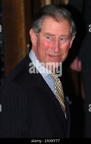 Prinz Charles verlässt Goldsmiths Hall in der City of London, am Tag, an dem Clarence House verkündet, dass der Prince of Wales und Frau Parker Bowles am Freitag, den 8. April in Windsor Castle in einer Zivilfeier heiraten werden. Auf die Hochzeit folgt ein Gottesdienst mit dem Gebet und der Widmung in der St. George's Chapel, bei dem der Erzbischof von Canterbury den Vorsitz führen wird. Stockfoto