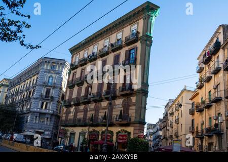 Außenansicht eines Wohnblocks am Corso Umberto I im Historischen Zentrum von Neapel, Italien Stockfoto