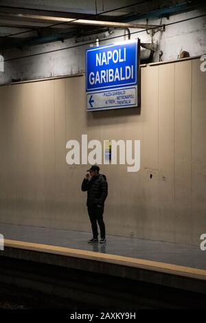 Man wartet auf den Zug am Bahnhof Napoli Garibaldi in Italien Stockfoto