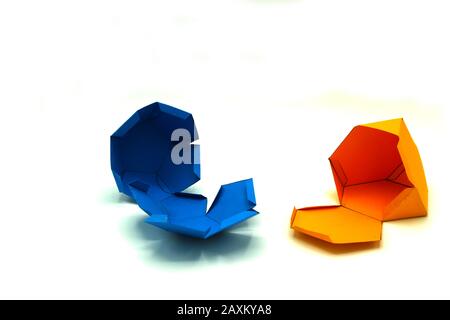 Geometrische Form aus gelbem und blauem Papier geschnitten und auf weißem Hintergrund fotografiert.Geometrienetz aus Abgeschnittenen Tetraedern. Und Dodekaeder Entfaltet Stockfoto