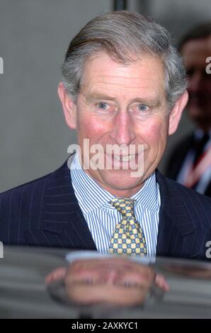 Prinz Charles verlässt Goldsmiths Hall in der City of London, am Tag, an dem Clarence House verkündet, dass der Prince of Wales und Frau Parker Bowles am Freitag, den 8. April in Windsor Castle in einer Zivilfeier heiraten werden. Auf die Hochzeit folgt ein Gottesdienst mit dem Gebet und der Widmung in der St. George's Chapel, bei dem der Erzbischof von Canterbury den Vorsitz führen wird. Stockfoto