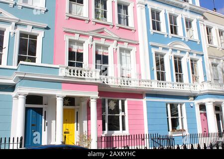 Bunte georgianische Häuser in der Straße, Primrose Hill, London Stockfoto