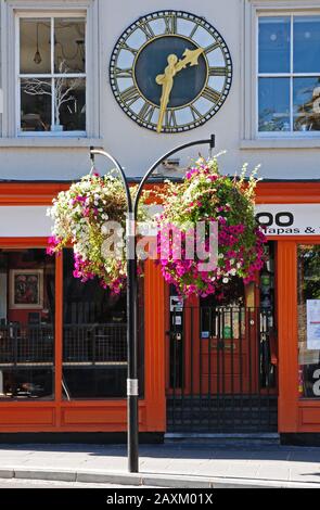 Große Uhr an der Außenwand eines Restaurants in Kilkenny. Stockfoto