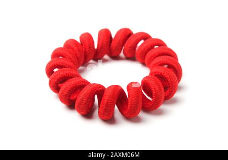 Armband aus rotem Gummi, spiralförmig verdreht Stockfoto