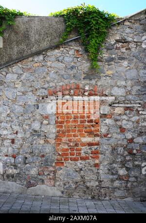 In einer alten Mauer in Kilkenny wurde die Tür hochgeschraubelt. Stockfoto