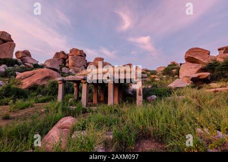 Alte Ruinen von Hampi am Sonnenuntergang. Indien Stockfoto