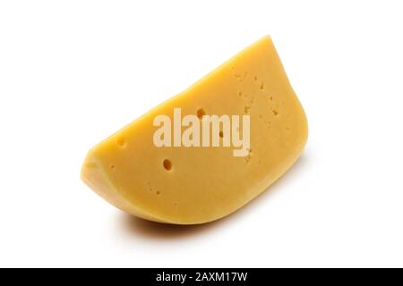 Stück Käse isoliert auf weiss Stockfoto