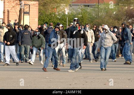 Juventus Fußballfans treffen mit Liverpooler Fans und der Polizei zusammen, als die beiden Teams 2005 in Turin aufeinandertrafen. Es war der erste Zusammenstoß seit der Katastrophe im Heysel-Stadion im Jahr 1985, als 39 Menschen ihr Leben verloren. Stockfoto