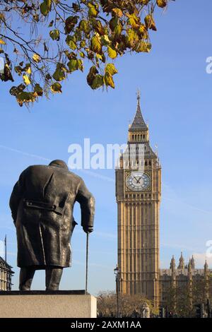 Statue von Winston Churchill in Parliament Square in Richtung Big Ben London suchen Stockfoto