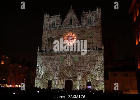 Die Lichter, die auf die Kathedrale von Lyon projiziert wurden Stockfoto